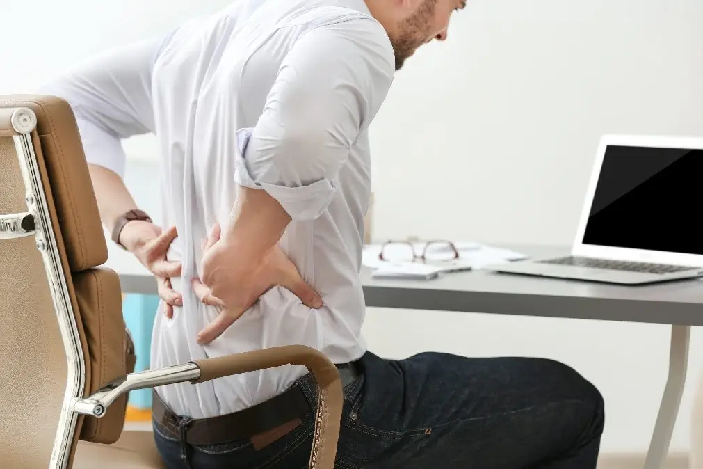 Leia mais sobre o artigo Alongamentos para Quem Passa o Dia Sentado (Alívio Imediato)