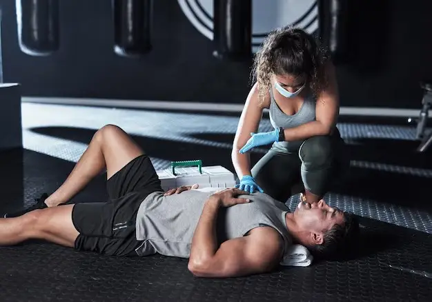 Primeiros Socorros no Treino: O que Fazer em Caso de Lesão