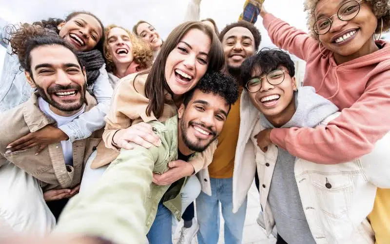 Leia mais sobre o artigo Amizades e Saúde: Como o Convívio Social Impacta Seu Bem-Estar